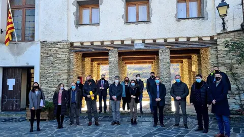 La consellera de la Presid&radic;&reg;ncia, Laura Vilagr&radic;&dagger;, amb els alcaldes del Pallars Sobir&radic;&dagger;, a T&radic;&ne;rvia, el 19 de novembre del 2021. (Horitzontal)