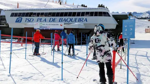 Pla general d'esquiadors dirigint-se a un telecadira a Baqueira Beret el 14 de desembre del 2020. (horitzontal)