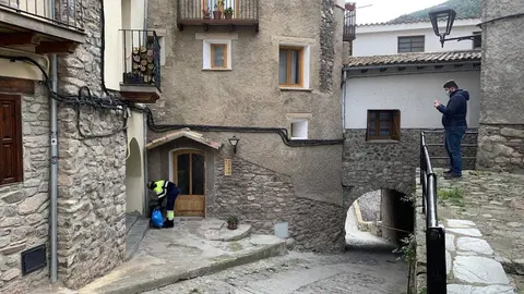 Pla general d'un operari recollint la brossa amb el servei porta a porta a Gerri de la Sal el 24 de novembre del 2021. (Horitzontal)