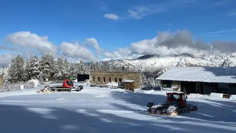 Pla general de la base de l'estaci&radic;&ge; d'esqu&radic;&ne; n&radic;&le;rdic de Tuixent - la Vansa (Alt Urgell) on es veu una m&radic;&dagger;quina trepitjant la neu que ha caigut i una altra d'aturada. Imatge del 25 de novembre de 2021. (Horitzontal)