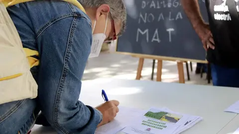 Pla tancat d'una dona signant al&not;&sum;legacions contr&radic;&dagger;ries al projecte de la MAT d'Osca al Pallars a Tremp, el 9 d'octubre de 2021. (Horitzontal)