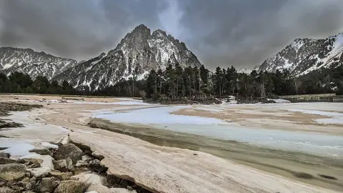 Imatge guardonada amb el cinqu&radic;&reg; premi del XXVIII Concurs de Fotografia del Parc Nacional d'Aig&radic;&ordm;estortes, 'Catifa sahariana als peus dels Encantats', de Marta Lluvich.