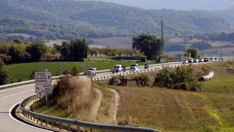 Pla general d'una part de la caravana de vehicles que han participat a la marxa lenta contra la MAT d'Osca al Pallars al seu pas per Isona, el 9 d'octubre de 2021. (Horitzontal)