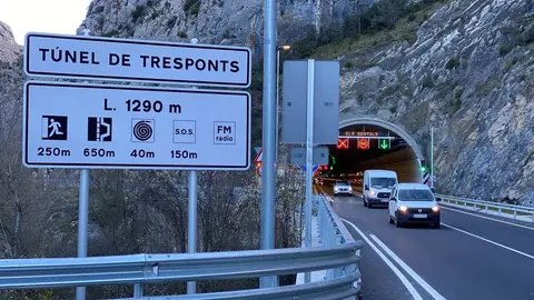 Pla obert de la boca nord del t&radic;&int;nel de Tresponts, a la C-14, amb vehicles circulant-hi. Imatge del 3 de desembre de 2021. (Horitzontal)