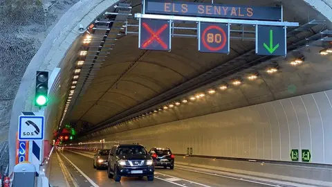 Pla obert de l'interior del t&radic;&int;nel de Tresponts, a la C-14, on es veuen diversos vehicles circulant-hi. Imatge del 3 de desembre de 2021. (Horitzontal)