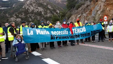 Pla de la cap&radic;&szlig;alera dels manifestants amb la Maria a primera fila durant el tall de la C-14 a Oliana el 8 de desembre del 2021. (Horitzontal)