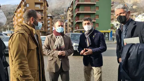 El vicepresident de Pol&radic;&ne;tiques Digitals i Territori, Jordi Puigner&radic;&ge;, acompanyat del delegat a l'Alt Pirineu, Ricard P&radic;&copy;rez i l'alcalde de Sort, Baldo Farr&radic;&copy;. Imatge del 9 de desembre del 2021. (Horitzontal)