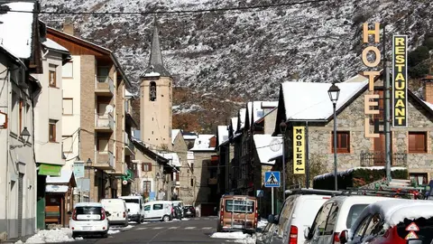 Pla general del carrer principal d'Esterri d'&radic;&Auml;neu amb r&radic;&reg;tols anunciant hotels i restaurants. Imatge del 8 de desembre del 2021. (Horizontal)