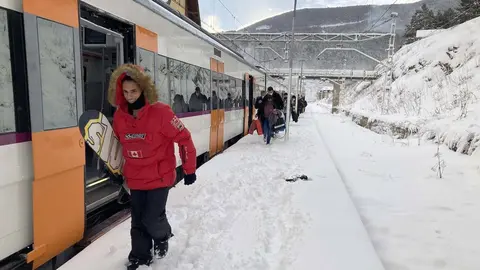 Pla general dels viatgers baixant del primer Tren Blanc de la temporada a La Molina. Imatge de l'11 de desembre de 2021 (Horitzontal)