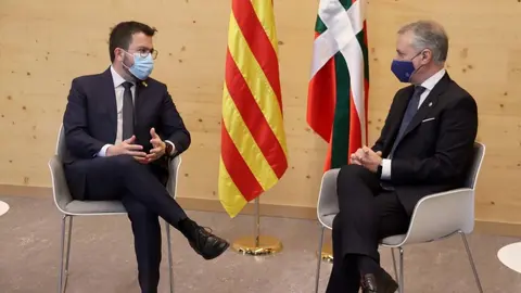Pla sencer del president de la Generalitat, Pere Aragon&radic;&reg;s, i el lehendakari, &radic;&ccedil;&radic;&plusmn;igo Urkullu, en la seva primera trobada bilateral celebrada a Alp (Cerdanya) en el marc del Plenari Comunitat de Treball dels Pirineus, el 13 de desembre de 2021. (Horitzontal)
