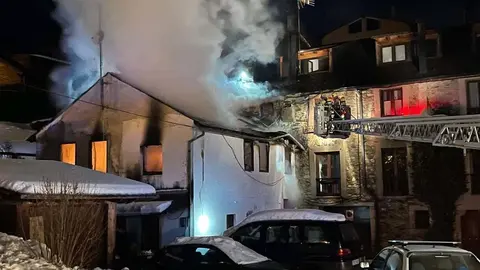 Pla general de la casa incendiada d'Alp amb intervenci&radic;&ge; dels Bombers de la Generalitat, el 17 de desembre de 2021 (Horitzontal)