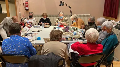 Pla obert d'un grup de dones usu&agrave;ries del Casal d'Avis de Puigcerd&agrave; fent labors en una sala del Museu Cerd&agrave;. Imatge publicada el 23 de desembre de 2021. (Horitzontal)