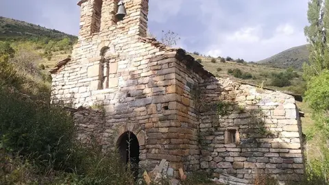 Pla obert de l'exterior de l'esgl&eacute;sia de Sant Sadurn&iacute; d'Espadan, nucli abandonat del Pont de Suert. Imatge publicada el 29 de desembre de 2021. (Horitzontal)