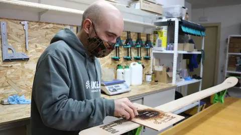 Pla general d'Oriol Bar&radic;&ge;, fundador de Liken Skis, treballant al seu taller a La Pobla de Lillet. Imatge del 28 de desembre de 2021. (Horitzontal)
