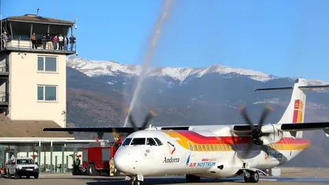 Pla de detall del bateig al primer vol regular entre l'aeroport Andorra-La Seu i Madrid. Imatge del 17 de desembre del 2021. (Horitzontal)
