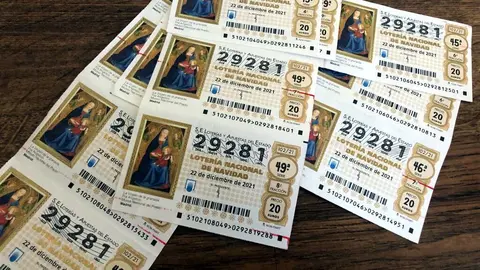 Primer pla d'alguns d&egrave;cims del n&uacute;mero 29.281 que els nens de Sant Ildefonso van cantar i no van sortir premiats. (Horitzontal)