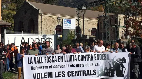 Imatge general dels primers manifestants amb la pancarta contra Endesa davant la central de Capdella, a la Vall Fosca, aquest 15 d'octubre del 2017 (horitzontal)