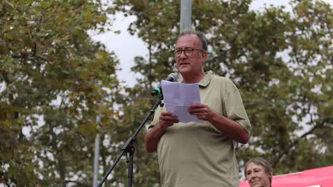 Pla mitj&radic;&dagger; del vocal de la junta d'&radic;&iacute;mnium Xavier Antich fent un discurs a la pla&radic;&szlig;a Cinc d'Oros en el marc de l'acte pol&radic;&ne;tic de la Plataforma 3 d'octubre. Imatge del 3 d'octubre de 2021. (Horitzontal).