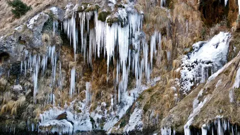 Pla de detall de les escultures de gel que es formen a l'Argenteria (Pallars Sobir&radic;&dagger;) pel fred d'aquests dies. Imatge del 17 de gener del 2022. (Horitzontal)