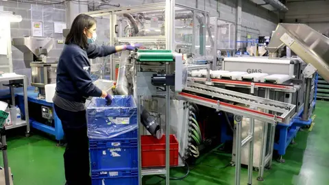 Pla general d'una oper&radic;&dagger;ria a la planta de Tag Automotive de Terrassa, el 17 de gener de 2022. (Horitzontal)