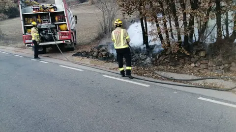 Bombers Adral incendi vegetaci&oacute;