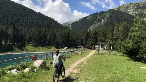 Bicicleta-electrica-lago-la-molian-foto-ivan-sanz