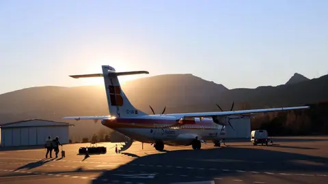 Pla general de dos passatgers dirigint-se a l'avi&oacute; que far&agrave; el primer vol comercial entre la Seu i Madrid. Imatge del 17 de desembre del 2021. (Horitzontal)