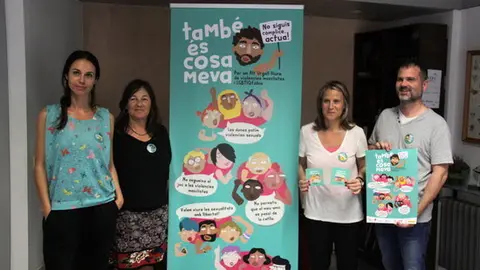 Pla general del conseller de Joventut de l'Alt Urgell, Ricard P&eacute;rez, i les t&egrave;cniques SIE, S&iacute;lvia Mota (dreta), SIAD, S&iacute;lvia Trigueros, i OJAU, Ester Fuster (esq.) presentant una campanya contra la viol&egrave;ncia masclista, el 25 de juny de 2019 (Horitzontal).
