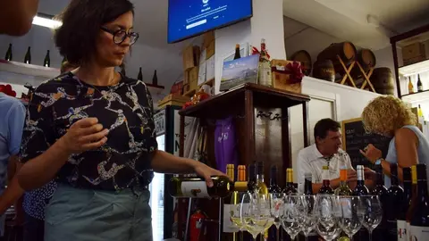 La T&egrave;cnica del Departament de Promoci&oacute; local de l'Ajuntament de Tremp, Laia Sopena servint el tast de vins &copy;Marta Argil&eacute;s