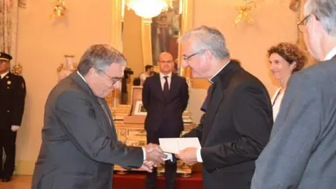 &Agrave;ngel Ros credencials bisbe
