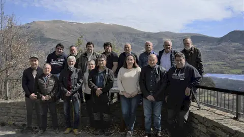 Josep Maria Dalmau amb l'equip de persones que formen part de la candidatura de la Torre de Capdella