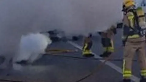 Bombers cotxe incendiat