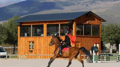 INEFC Pirineus Salt a cavall Puigcerd&agrave; 1