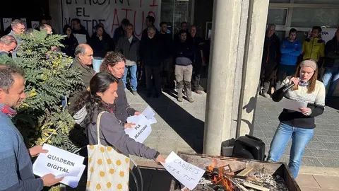 Protesta pagesos oficina acci&oacute; Clim&agrave;tica la Seu 1