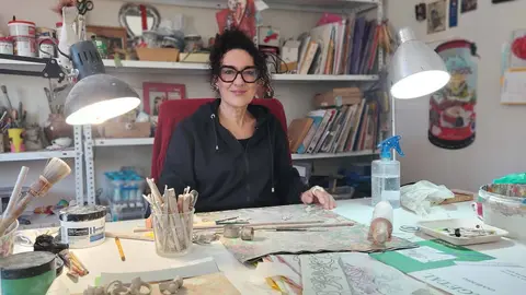 Carme Invernon al seu taller 