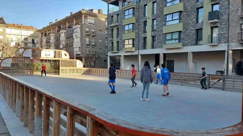 pista poliesportiva pla&ccedil;a joan sansa 2
