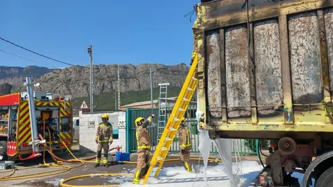 Oliana incendi cami&oacute; escombraries 1