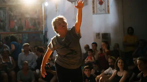 Motse Colom&eacute; dans&agrave;neu 1