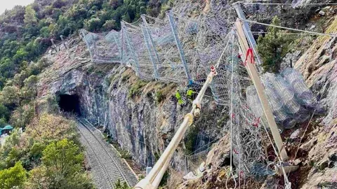 Barreres contenci&oacute; tren la Pobla FGC