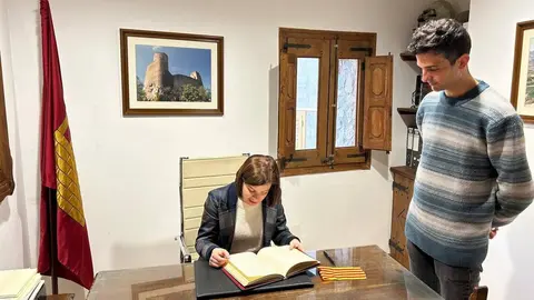 La senadora Sara Bailac durant la seva visita a l'Ajuntament de Castell de Mur amb l'alcalde Miquel L&oacute;pez