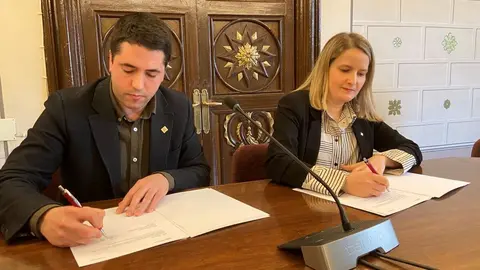 Signatura conveni resid&egrave;ncia la Seu 1