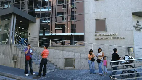 persones-esperant-per-fer-tramits-al-servei-d-immigracio