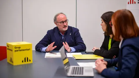 El diputat Pepe Vidal en una reuni&oacute; amb el grup parlamentari de Lleida