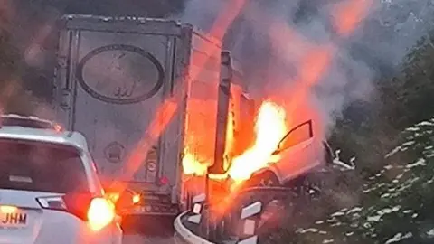 xoc frontal a l'N-230, entre un vehicle i un cami&oacute;