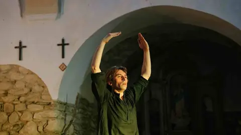 Actuaci&oacute; d'Aleix Mart&iacute;nez com a tribut ddel retorn del retaule a Sant Mart&iacute; d'Escalarre &copy;Dans&agrave;neu/Rut Sol&eacute;