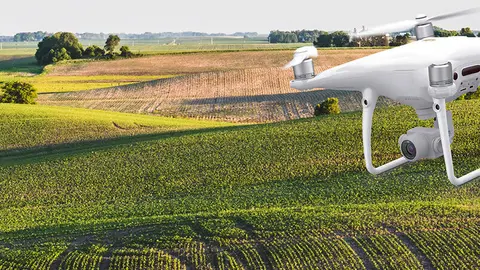 Dron agr&iacute;cola volant sobre un camp &copy;DARPA