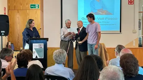 Entrega del guard&oacute; Vall Fosca a Sinto Font Carrera