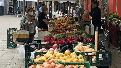 Fruta i verdura en un mercat setmanal &copy;JosepAP&eacute;rez