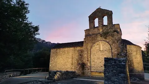 Esgl&eacute;sia rom&agrave;nica de Sant Serni de Cab&oacute;. Vespre