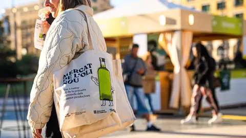 PrimerMercatOliNou a Barcelona &copy;Comunicant